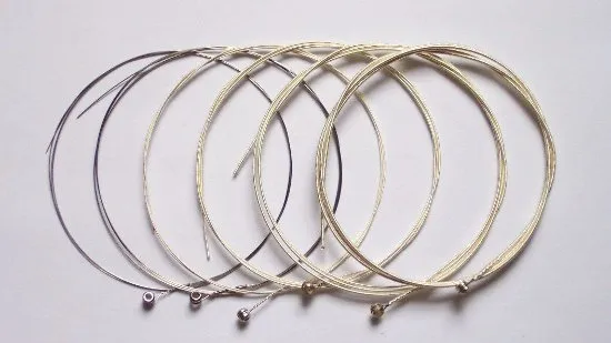 różne struny do gitary akustycznej