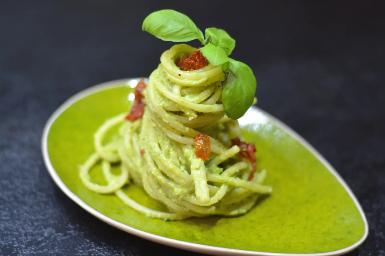 szybkie spaghetti wege aglio olio awokado pesto