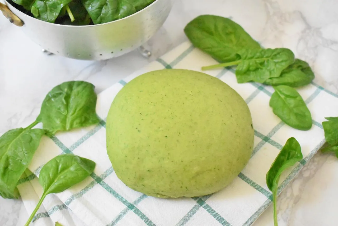 domowy makaron szpinakowy wałkowanie maszynką i ręcznie