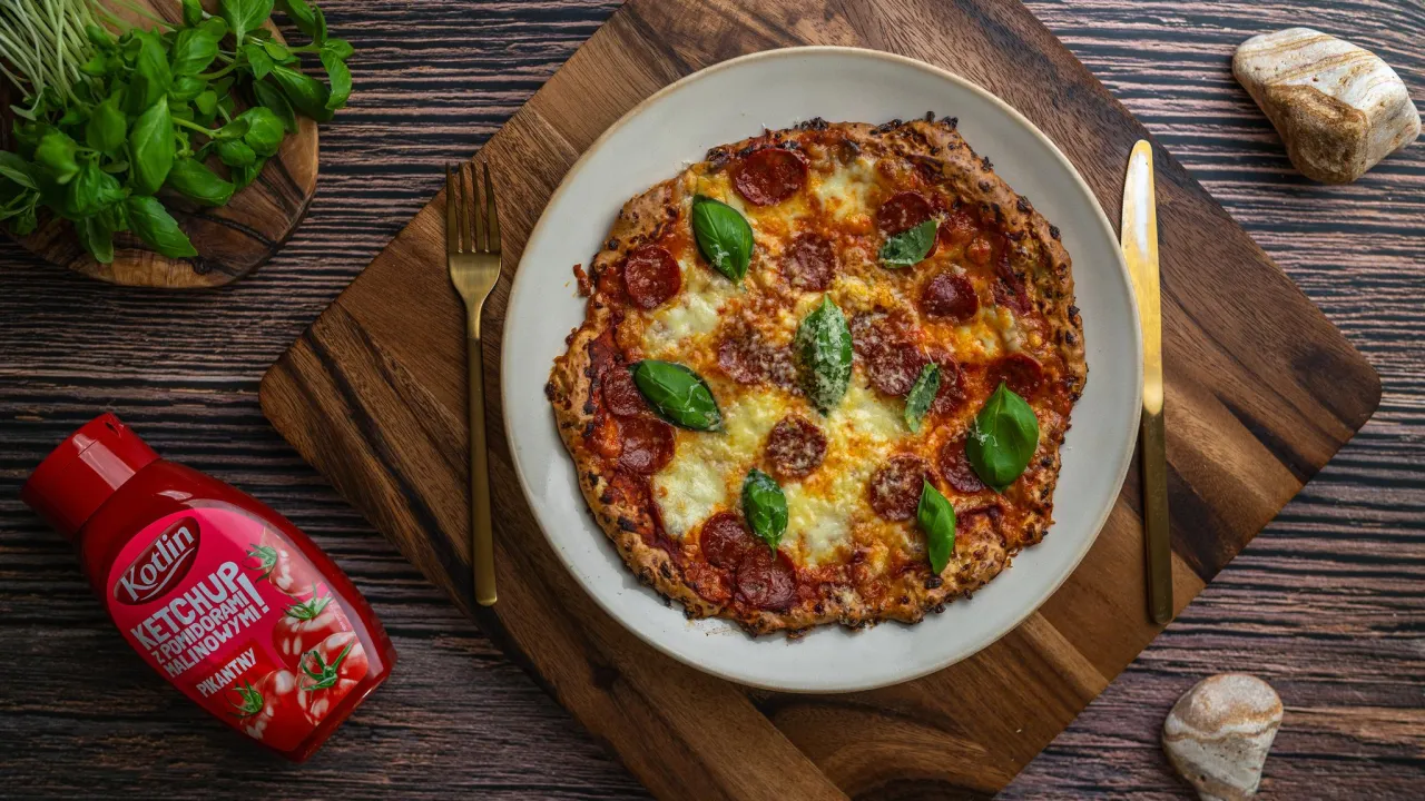 Pyszna pizza z serka wiejskiego z pepperoni i bazylią, gotowa do zjedzenia z pikantnym ketchupem.