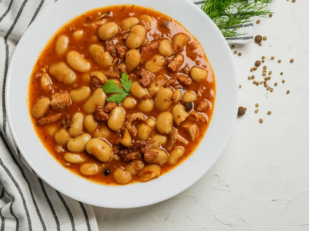 fasolka po bretońsku z kiełbasą