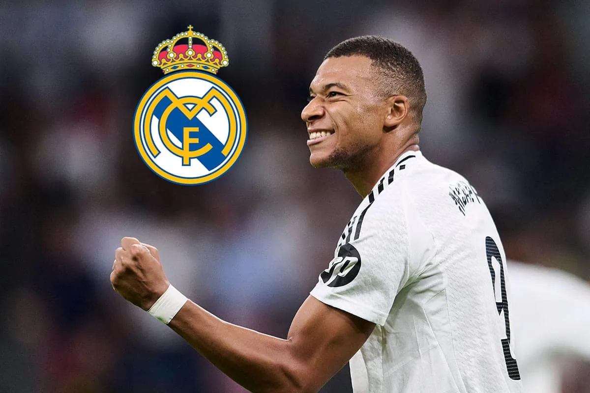 Kylian Mbappé w białej koszulce Realu Madryt, zaciśnięta pięść i herb klubu. Czy to zapowiedź, gdzie gra Mbappé?