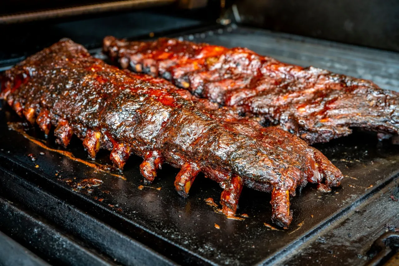 Nowoczesne dania z grilla, steki, żeberka BBQ, grillowane warzywa