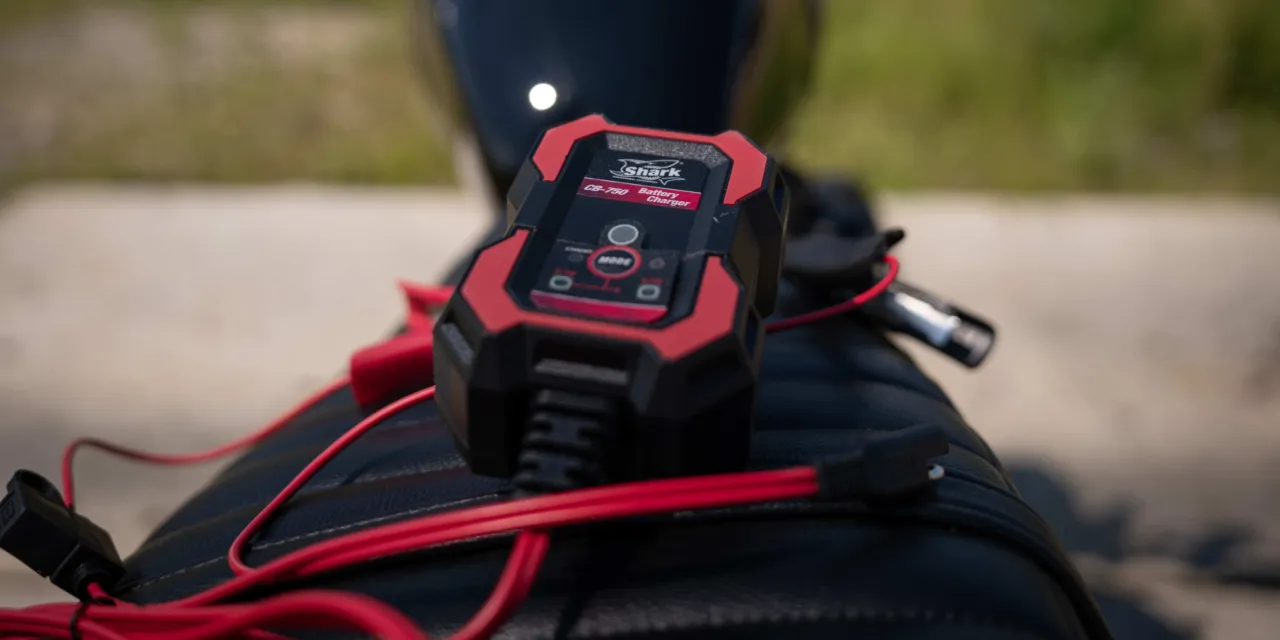 ładowanie akumulatora motocyklowego