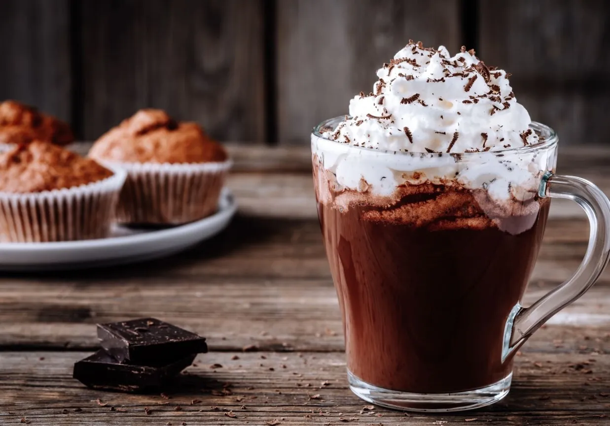 kakao z piankami i bitą śmietaną