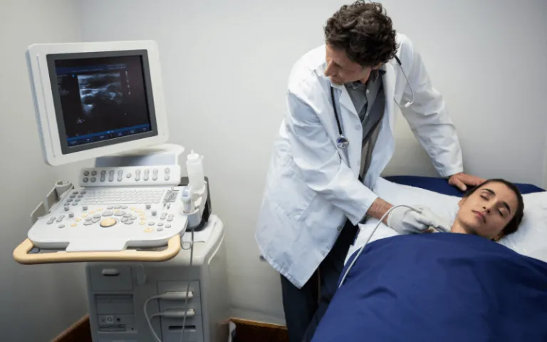 Lekarz wykonujący badanie USG Doppler tętnic szyjnych