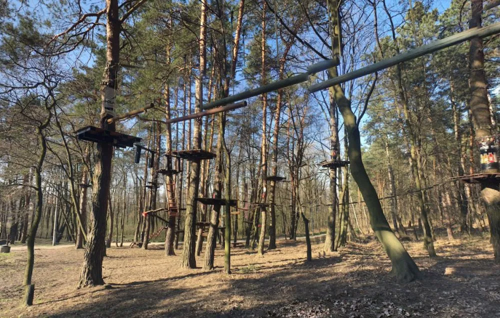 Park Linowy Xtreme Wieliczka rodzina na trasie