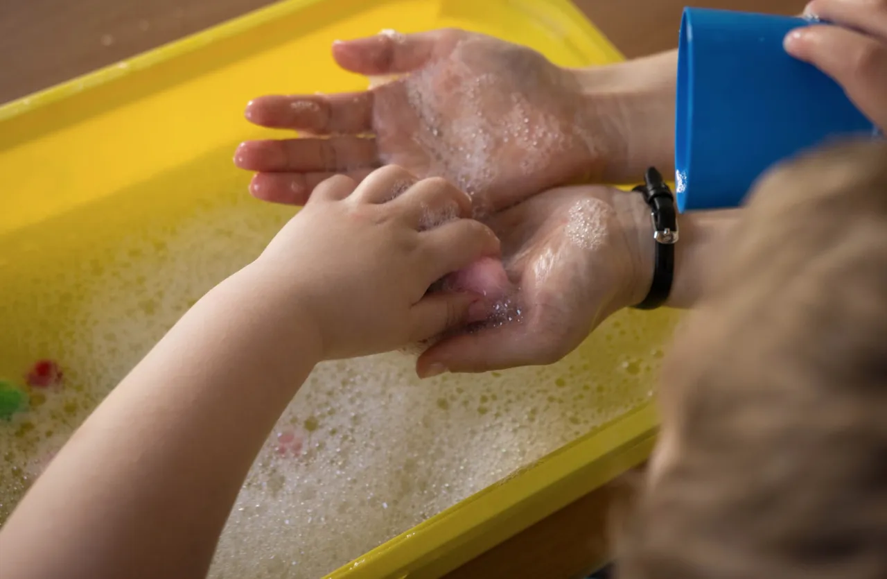 dziecko reagujące na bodźce objawy sensoryczne