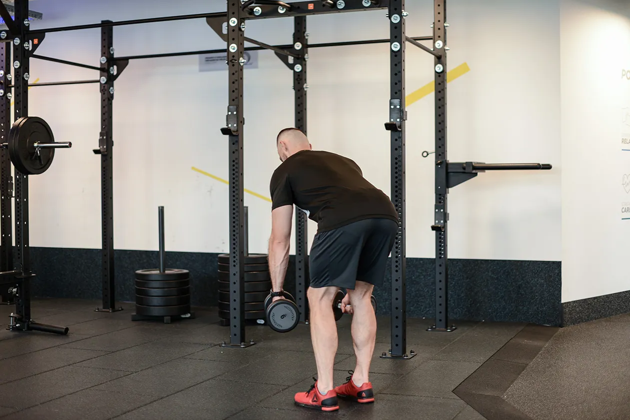 Wiosłowanie hantlem w opadzie tułowia