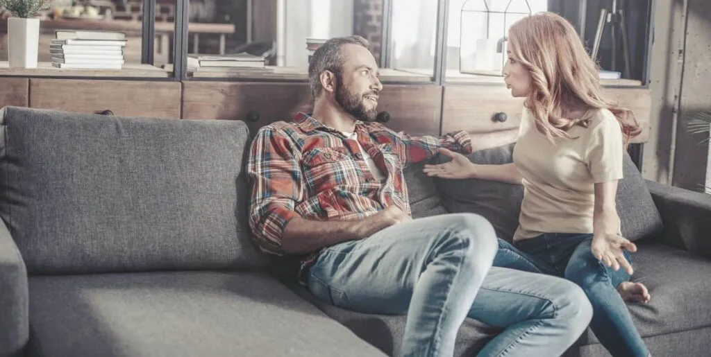 kobieta zamyślona, mężczyzna przeprasza, trudna rozmowa w związku
