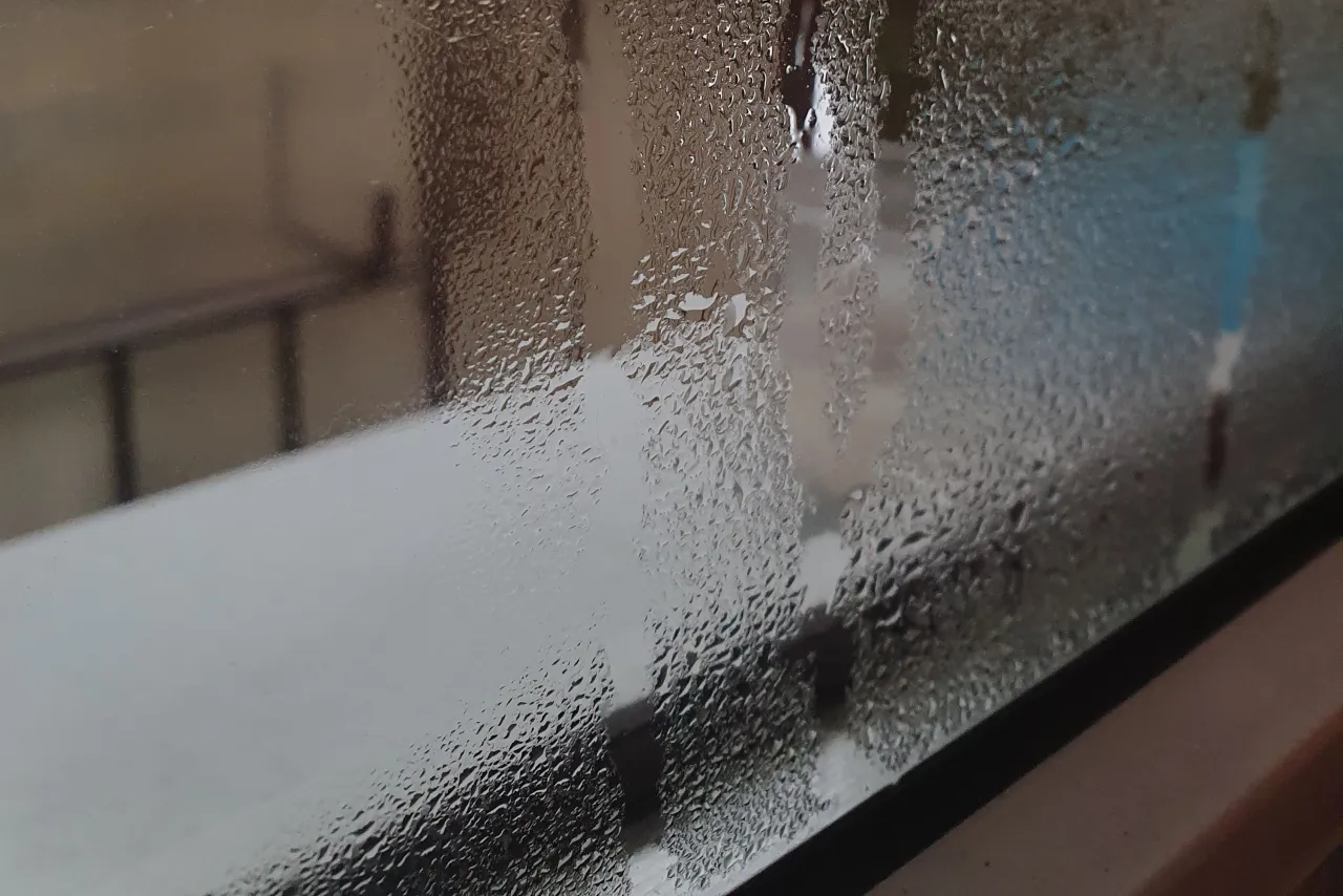 Krople wody na szybie okna. Zastanawiasz się, dlaczego skrapla się woda na oknach? To efekt różnicy temperatur i wilgotności.