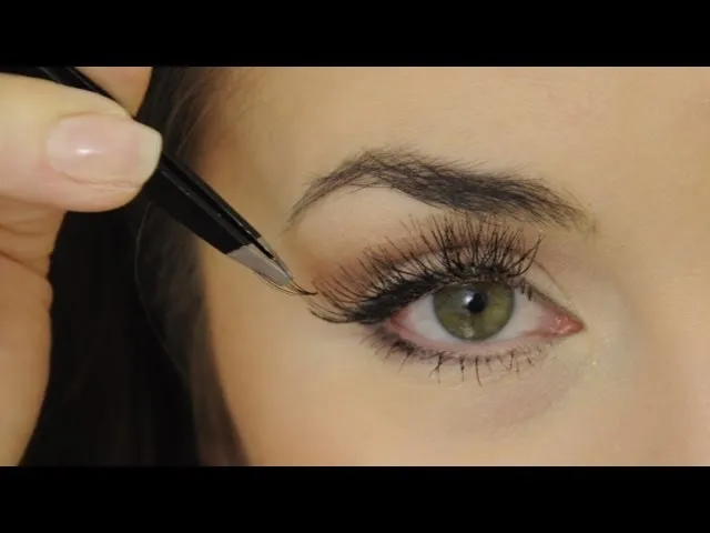 aplikacja sztucznych rzęs w kępkach