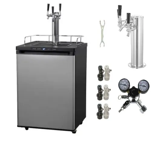 rollbar z piwem z beczki obok lod&oacute;wki z piwem w butelkach na weselu w stylu rustykalnym