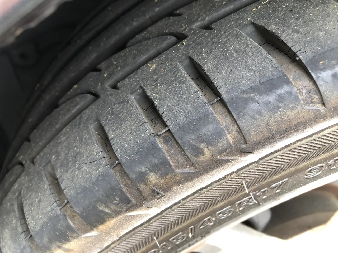 stara opona pęknięcia vs nowa opona