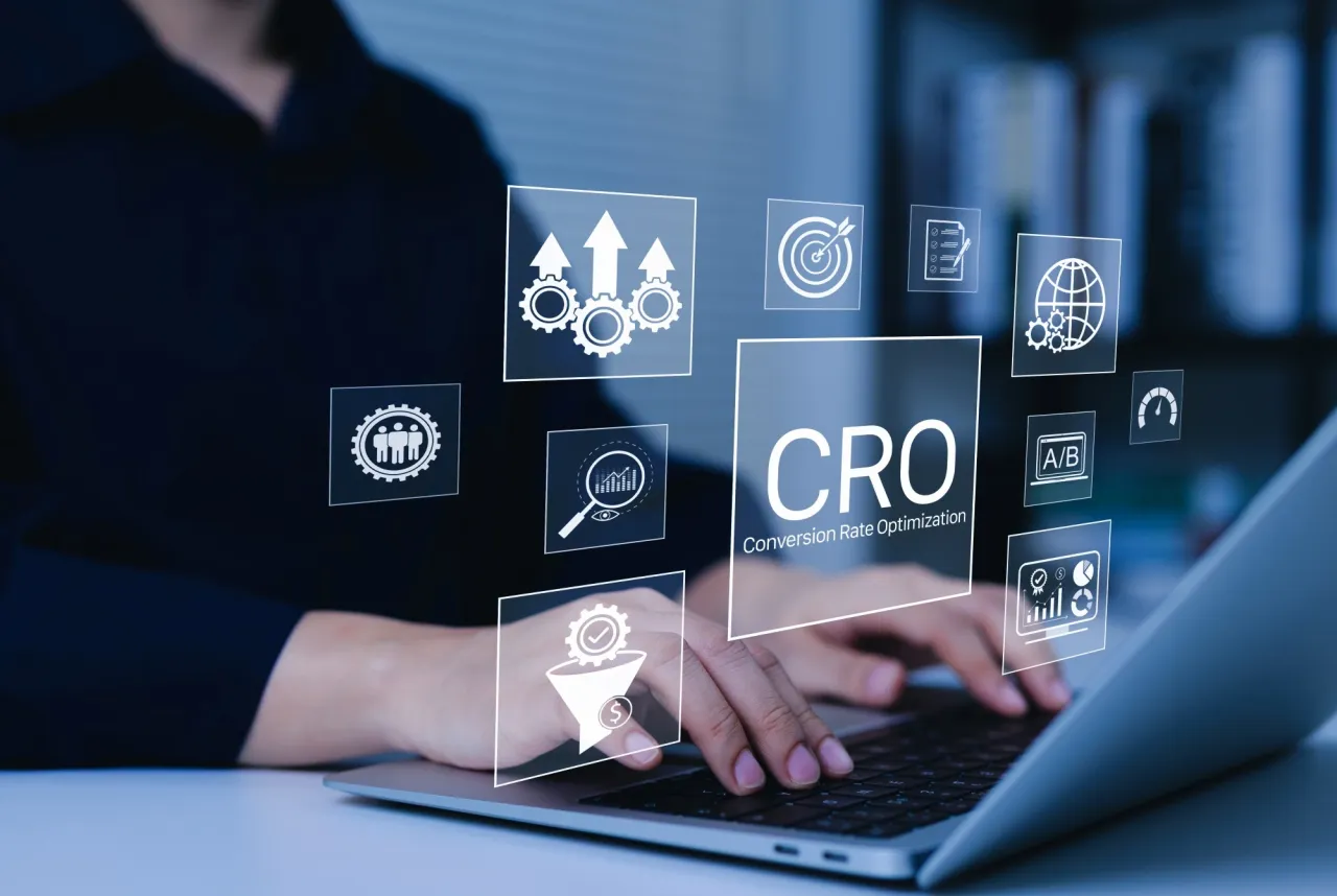 osoba testująca oprogramowanie, zadowolony użytkownik aplikacji