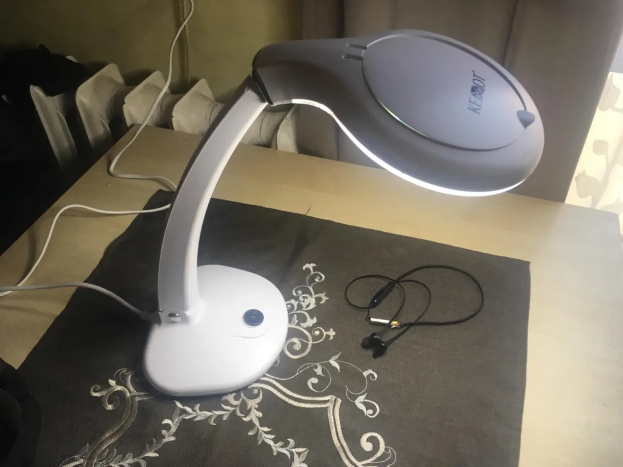 lampa z lupą kemot na stole