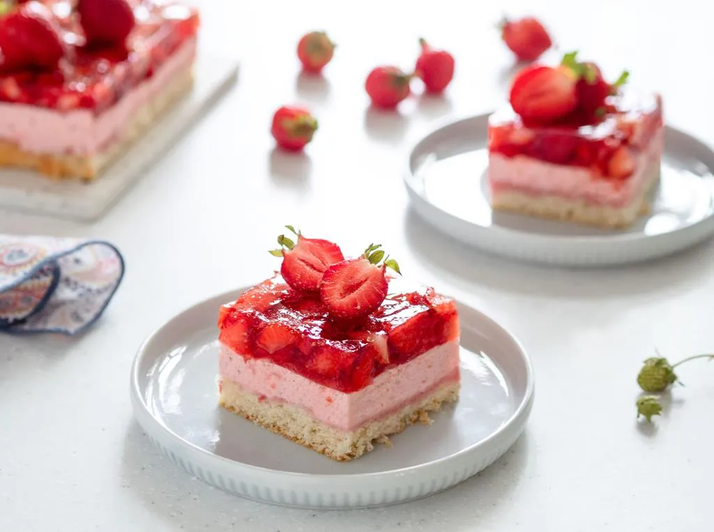 ciasto z galaretką i truskawkami
