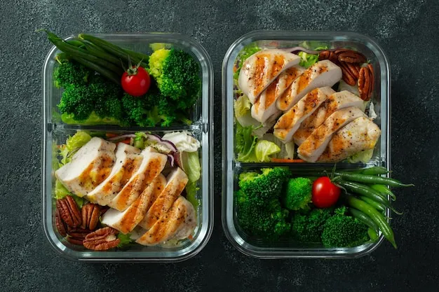 contenedores de meal prep con pollo arroz y br&oacute;coli