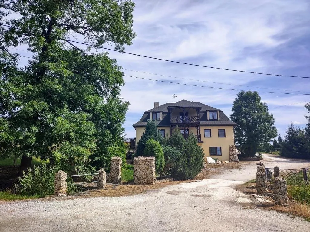 Leszczynowy Dworek Ponikwa z zewnątrz