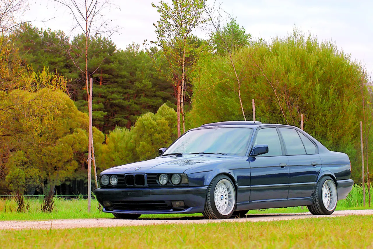 BMW E34 na różnych felgach klasyczne i tuningowe