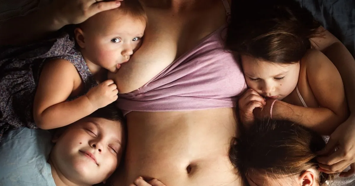 mama i tata z dzieckiem planują odstawienie od piersi, spokojna atmosfera