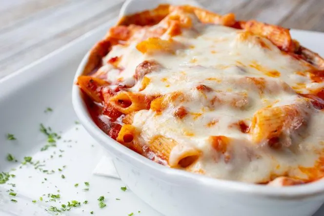 Zdjęcie Szybka zapiekanka z makaronem penne i kurczakiem dla całej rodziny