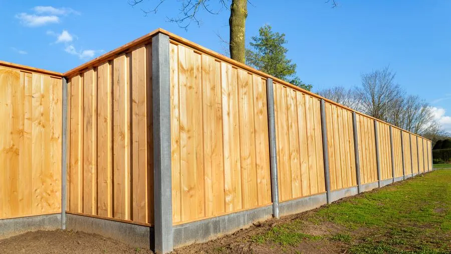Zdjęcie Jak zbudować płot z desek pionowych: kompletny poradnik DIY