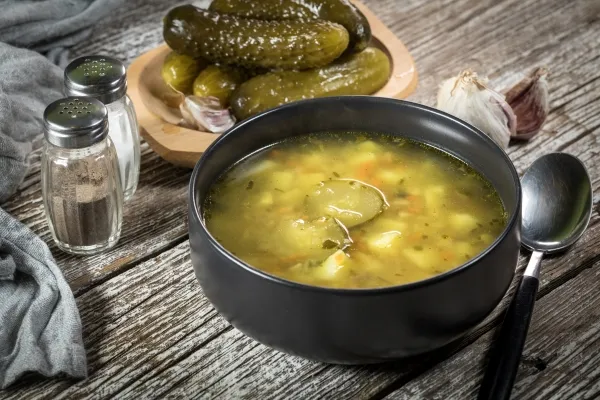 Zdjęcie Jak zrobić zupę ogórkową z kiszonych ogórków - prosty przepis krok po kroku