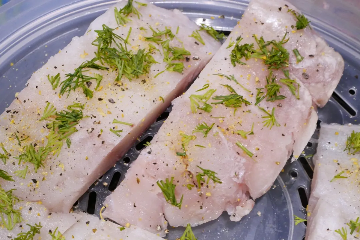 Zdjęcie Jak zrobić rybę na parze bez parowaru i zachować jej smak