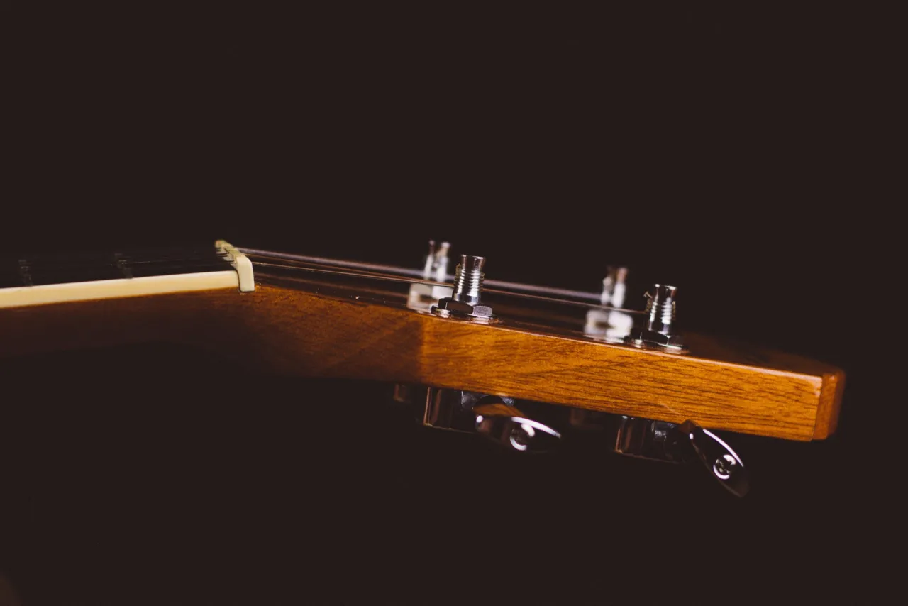Zdjęcie Jak się stroi gitarę elektryczną - proste metody na idealne brzmienie