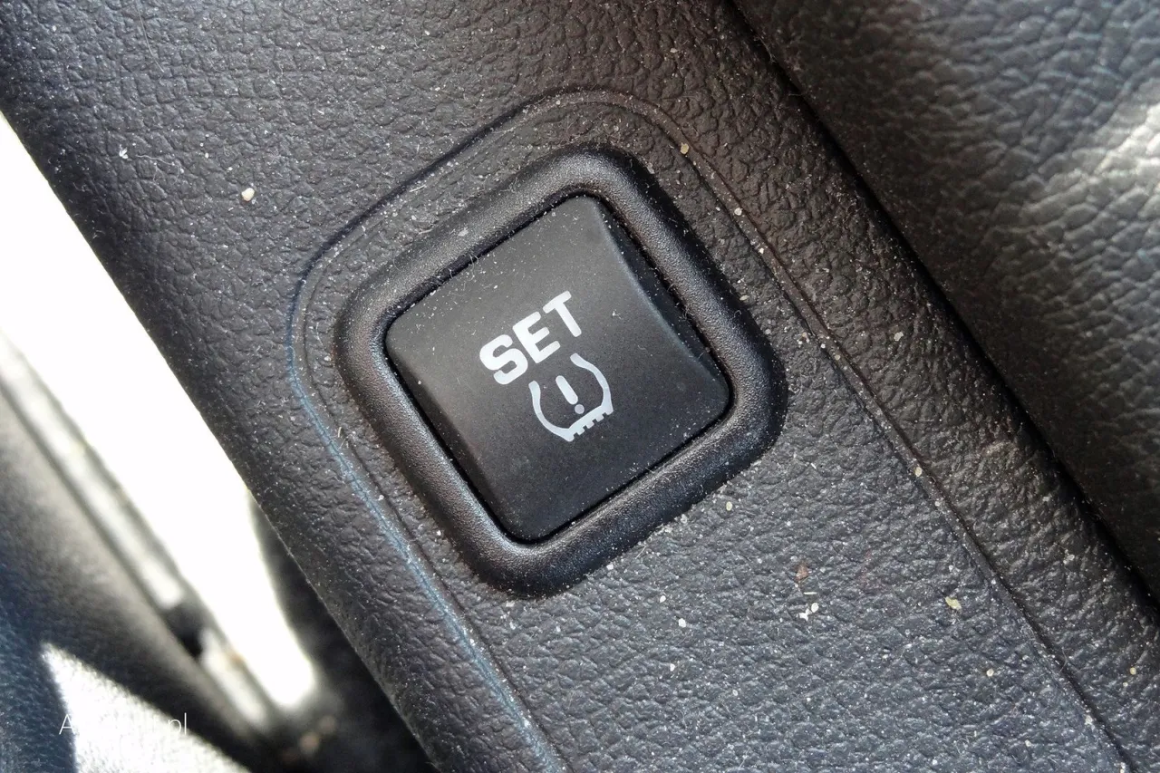 Zdjęcie Jak zresetować czujnik ciśnienia w oponach Opel Astra J - proste kroki