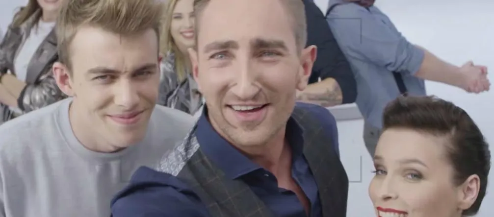 Zdjęcie Kto śpiewa w najnowszej reklamie Play? Zobacz gwiazdę za smartfonami