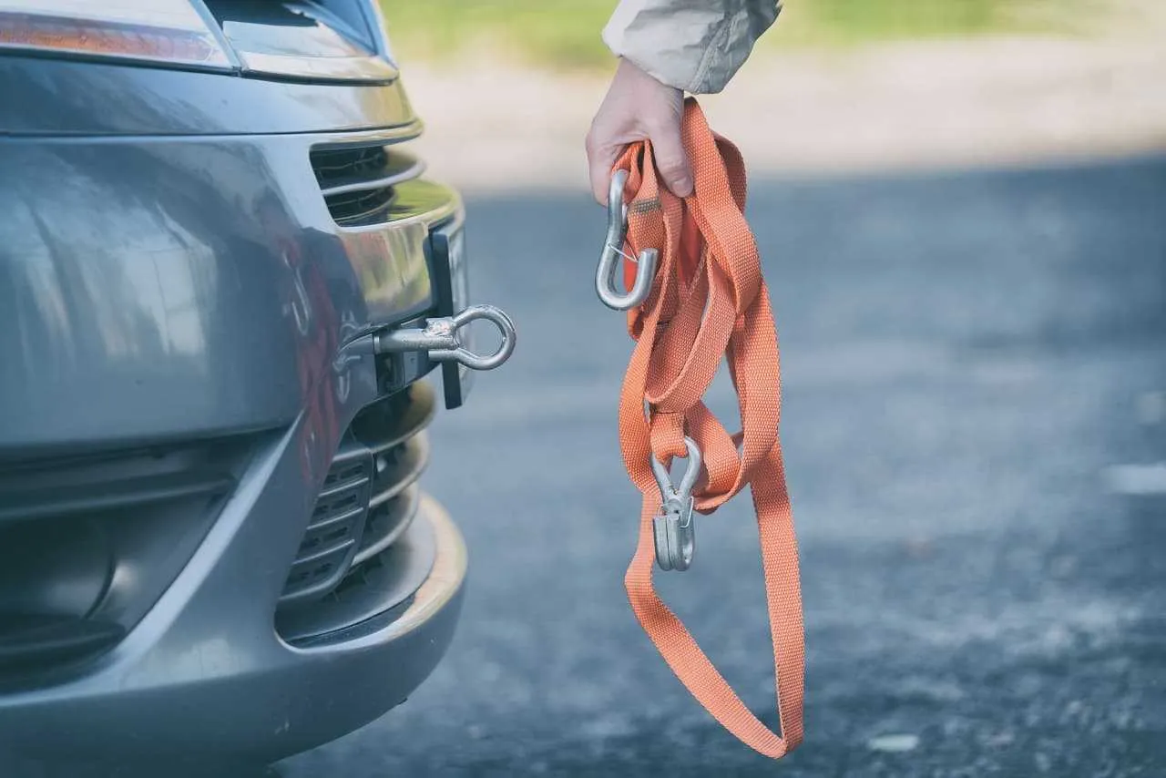 Zdjęcie Czy można holować auto bez przeglądu? Poznaj zasady i kary