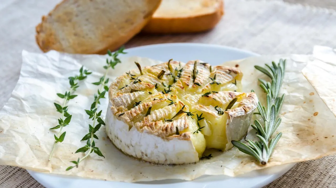 Zdjęcie Jak przygotować serek camembert z grilla, który zachwyci gości