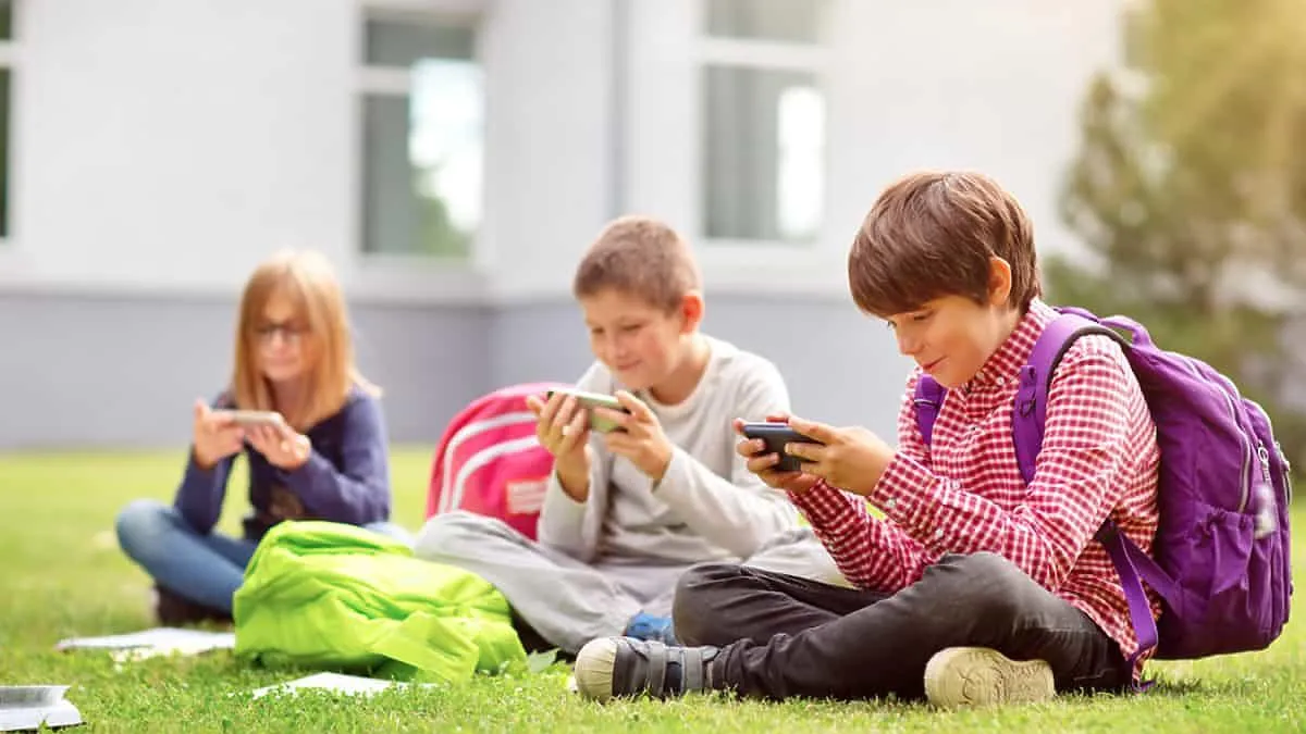 Zdjęcie Czy nauczyciel może zabrać uczniowi telefon? Oto, co musisz wiedzieć