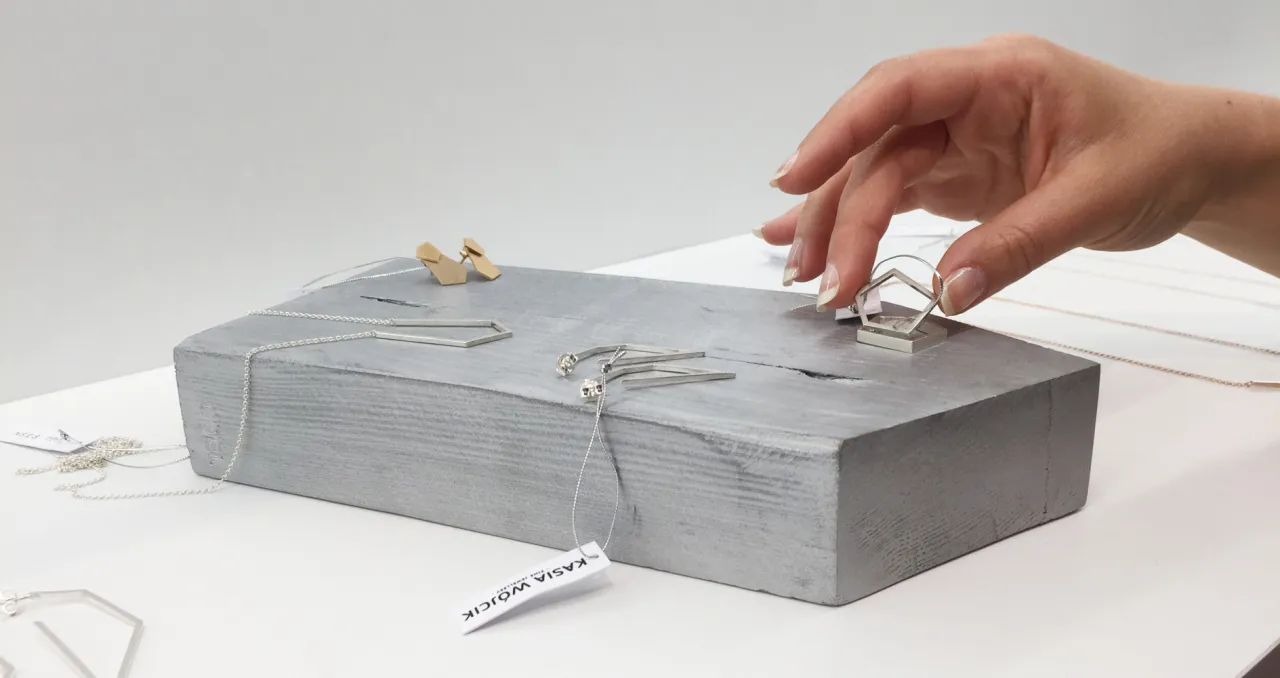 Zdjęcie Kiedy mężczyzna daje kobiecie biżuterię i co to naprawdę oznacza