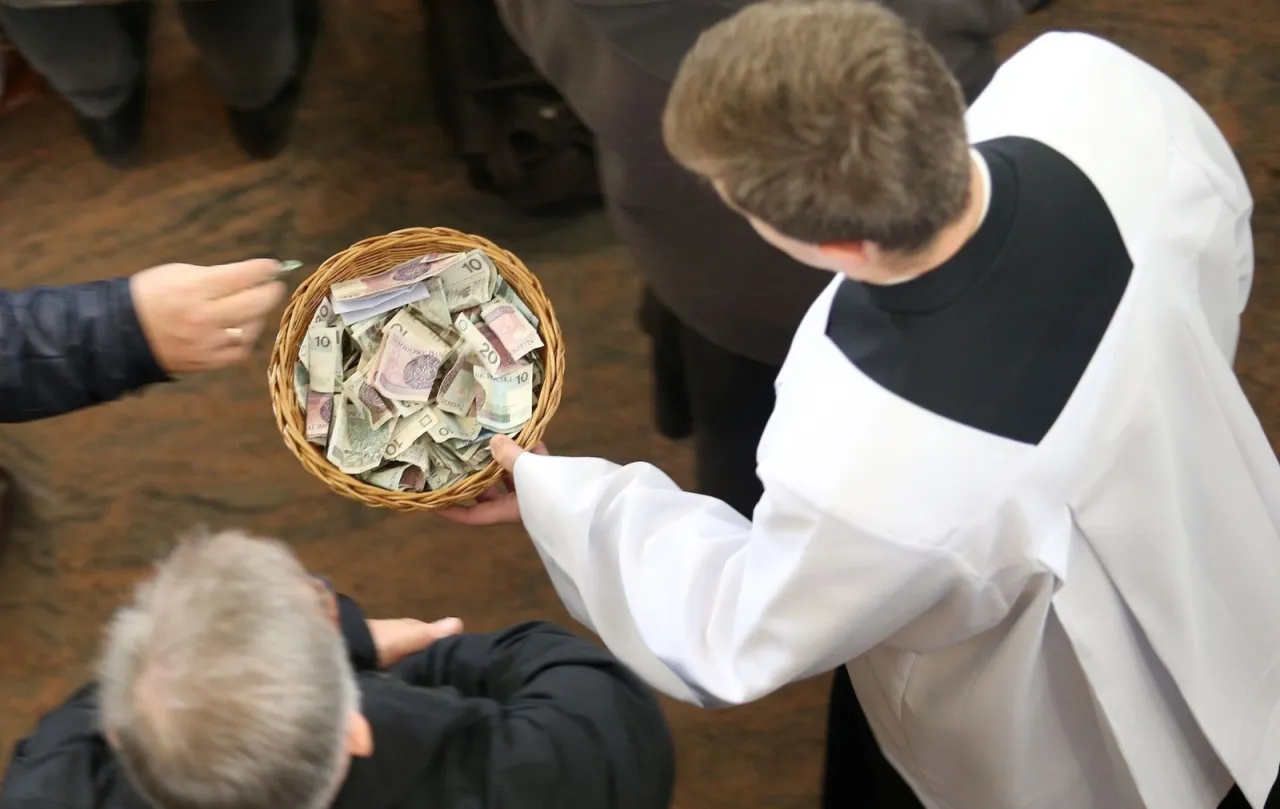 Zdjęcie Czy ksiądz płaci podatek? Zaskakujące fakty o opodatkowaniu duchownych
