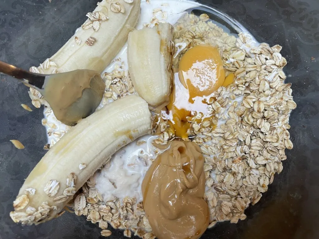 Zdjęcie Pieczona owsianka z bananem i masłem orzechowym - prosty przepis krok po kroku