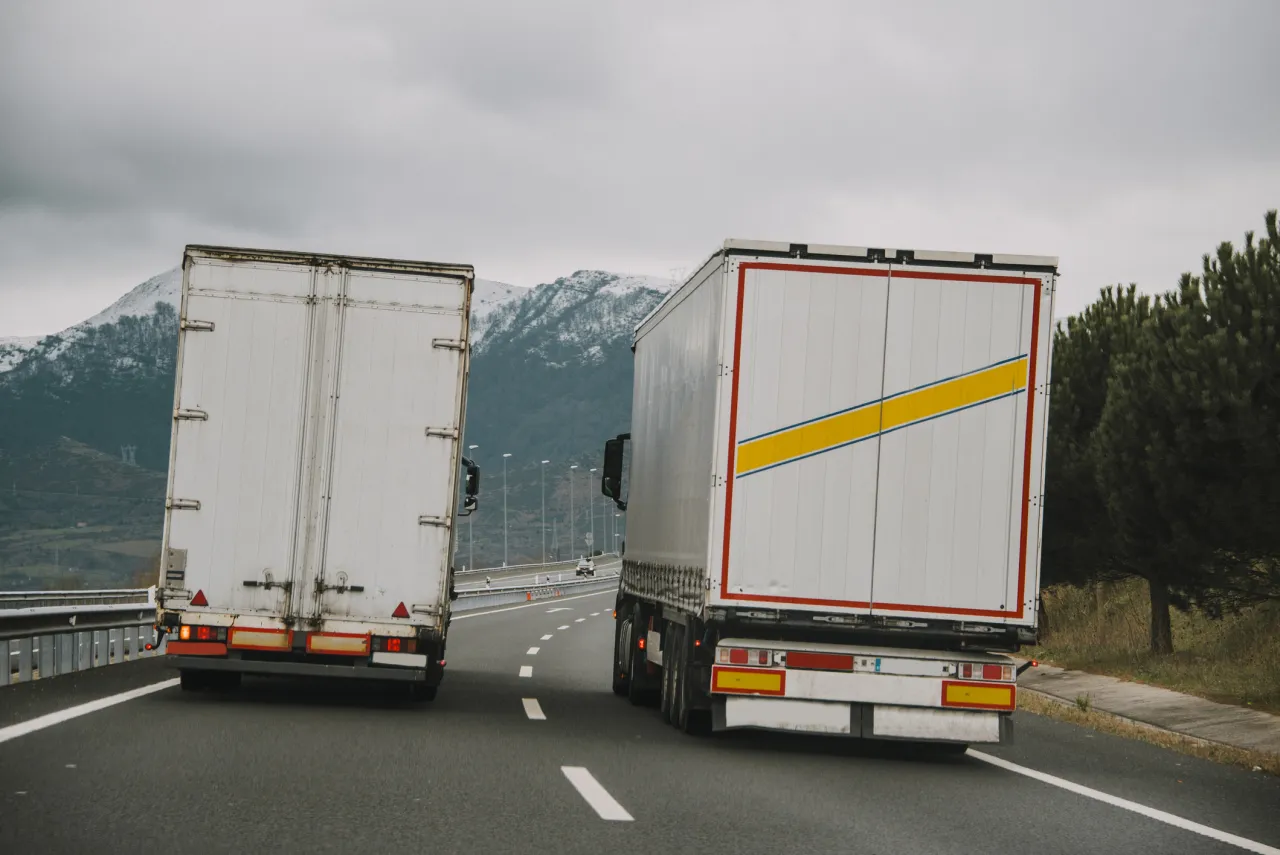 Zdjęcie Ile może jechać tir na autostradzie? Maksymalne prędkości w Europie i zasady.