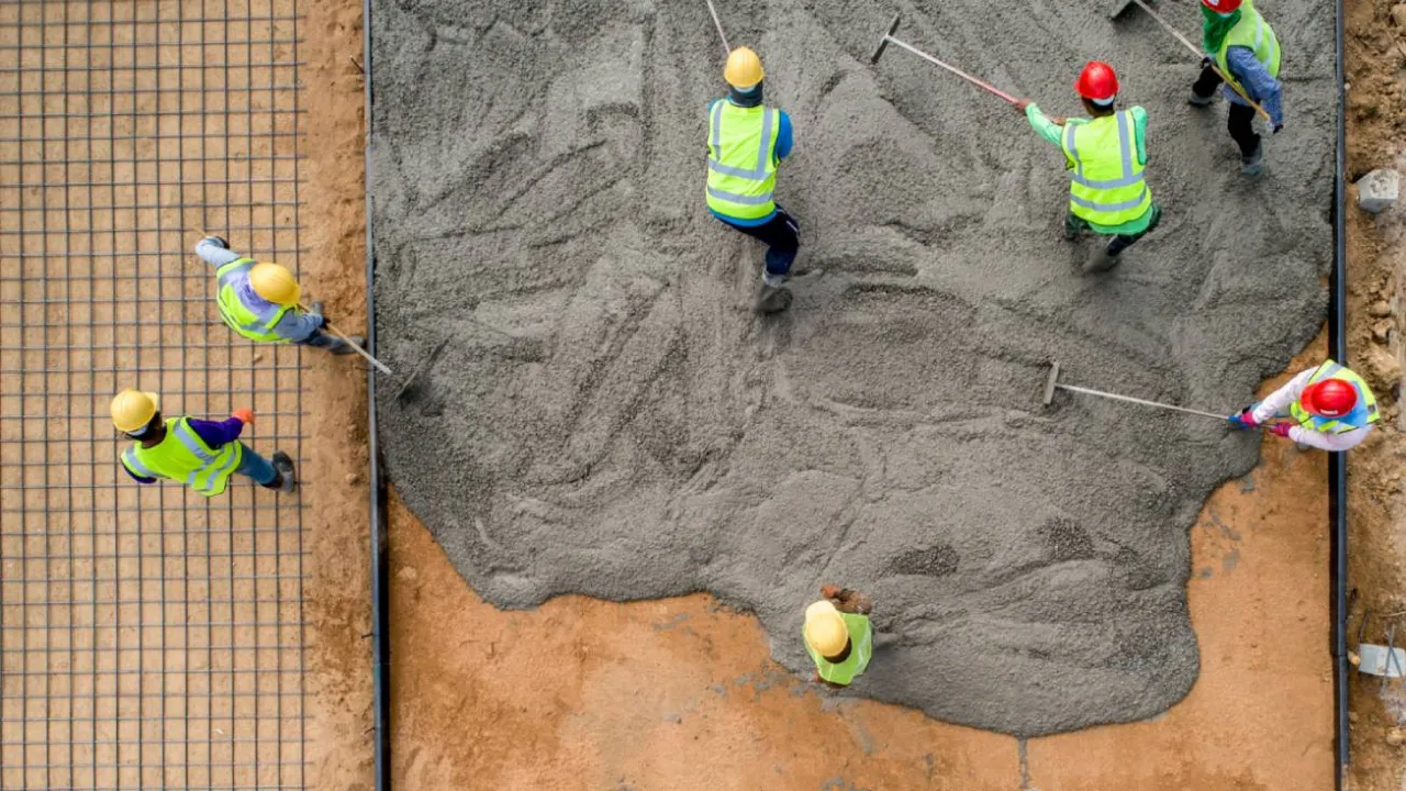 Zdjęcie Ile wiąże beton B25 na stropie? Poznaj czynniki i czas twardnienia
