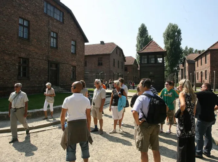 Zdjęcie Ile zarabia przewodnik w Auschwitz? Zaskakujące fakty o wynagrodzeniu