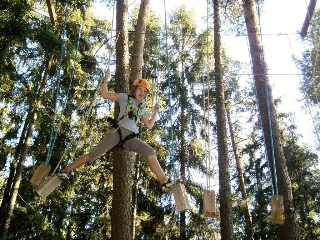 Zdjęcie Park linowy Rewal - emocjonujące atrakcje i niezapomniane przygody