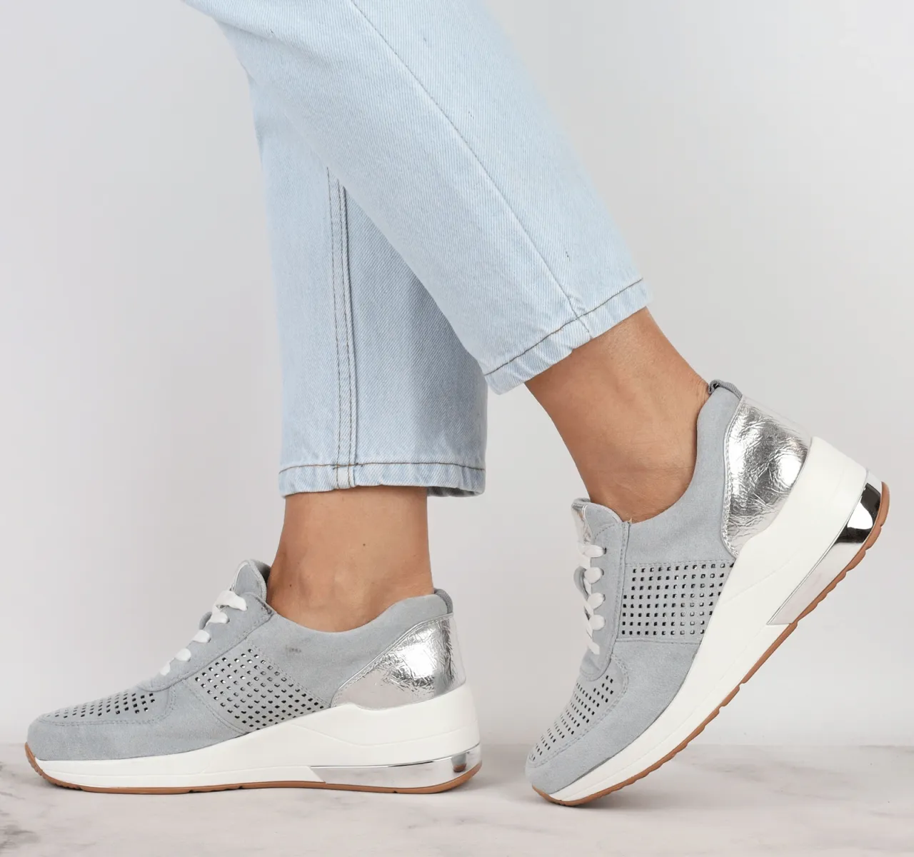 Zdjęcie Eleganckie adidasy na każdą okazję – idealne stylizacje i trendy mody