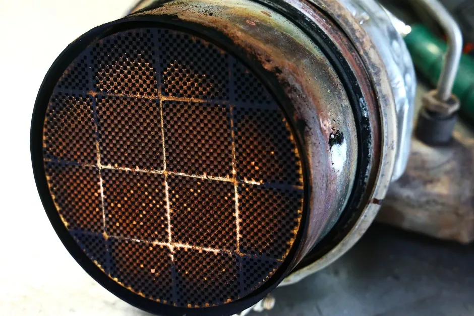 Zdjęcie Czy po usunięciu DPF auto dymi? Poznaj skutki i zagrożenia