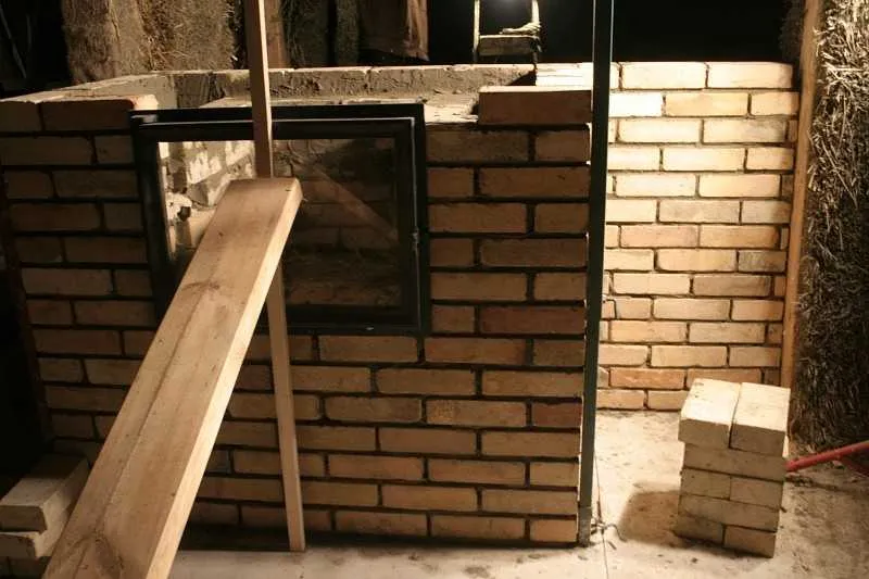 Zdjęcie Jak długo trzyma ciepło cegła szamotowa? Efektywność akumulacji ciepła