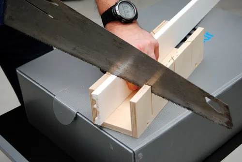 Zdjęcie Czym ciąć listwy PCV, aby uniknąć błędów i uzyskać idealne cięcia?