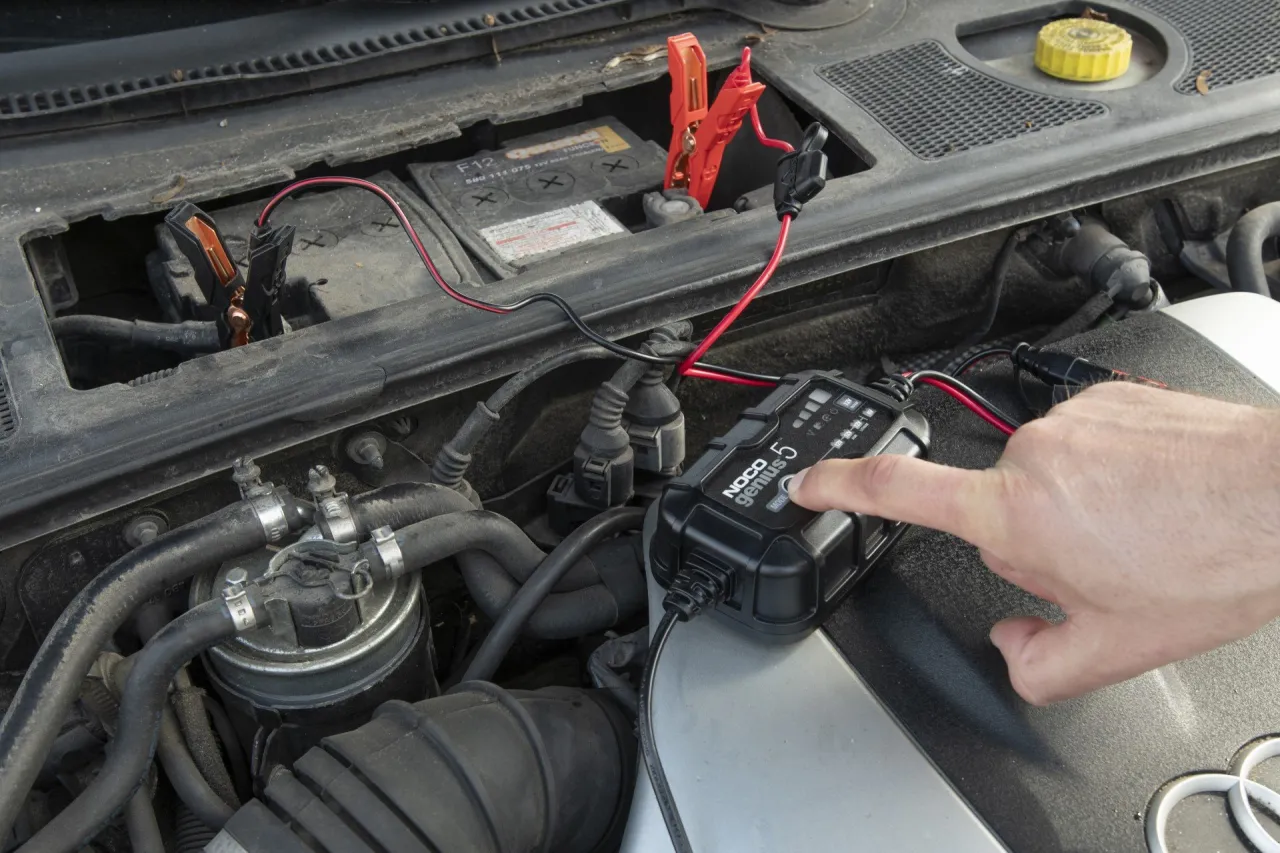 Zdjęcie Gdzie podłączyć prostownik bmw e60, aby uniknąć uszkodzenia akumulatora
