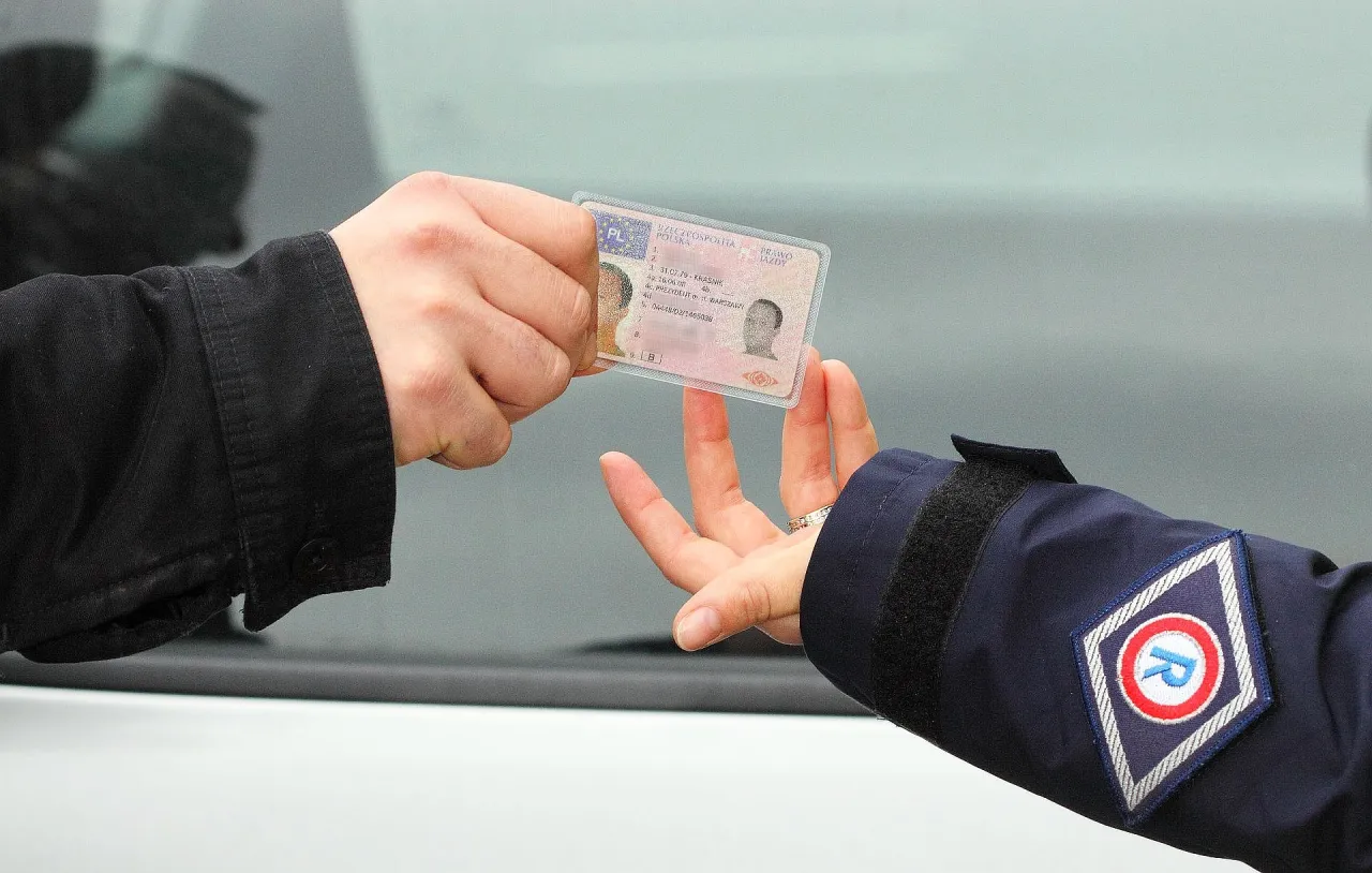 Zdjęcie Czy muszę mieć przy sobie prawo jazdy? Obowiązki kierowcy w Polsce