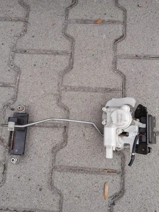 Zdjęcie Gdzie jest sterownik centralnego zamka Mazda 6 i jak go znaleźć?