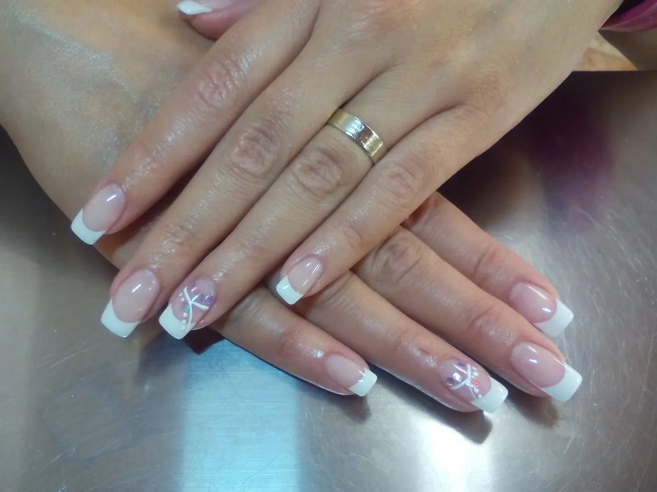 Zdjęcie Perfekcyjny french manicure w domu: przewodnik krok po kroku